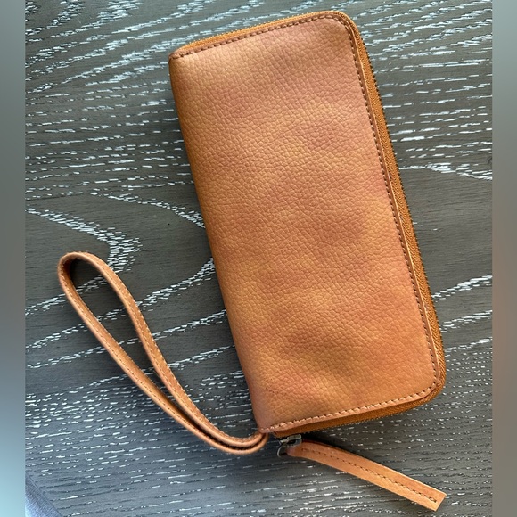 Free People Women’s Tan Vegan Leather Wristlet Wallet New - Picture 2 of 9